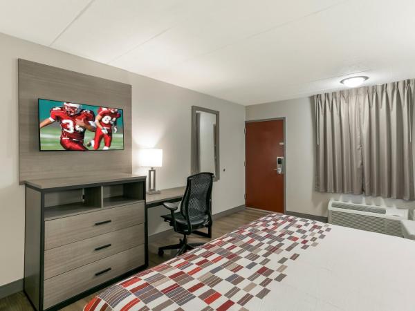 Red Roof Inn Baltimore : photo 3 de la chambre chambre lit king-size supérieure avec douche accessible en fauteuil roulant - adaptée aux personnes à mobilité réduite - non-fumeur