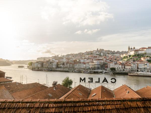Seaside Elegance and Tranquility: Your Luxurious Porto Getaway : photo 3 de la chambre suite lit king-size avec balcon