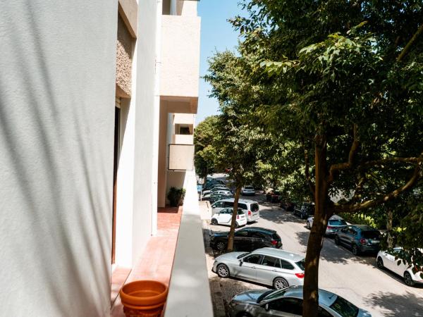 Seaside Elegance and Tranquility: Your Luxurious Porto Getaway : photo 5 de la chambre suite lit king-size avec balcon