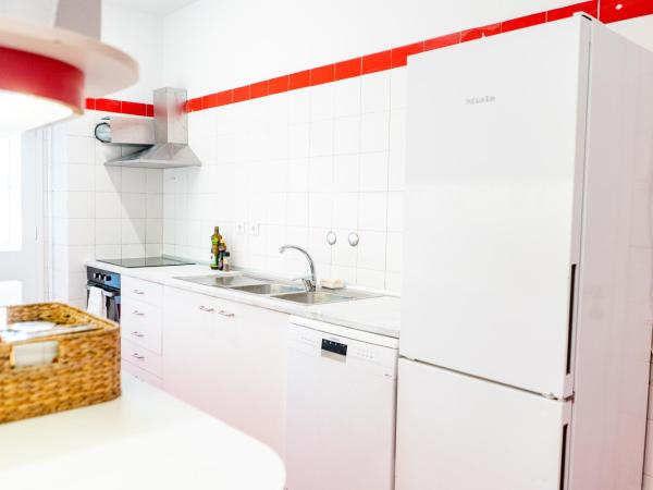 Seaside Elegance and Tranquility: Your Luxurious Porto Getaway : photo 6 de la chambre suite lit king-size avec balcon