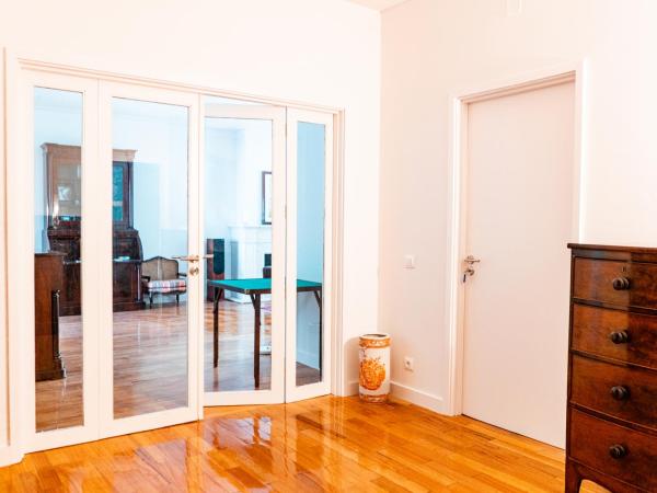 Seaside Elegance and Tranquility: Your Luxurious Porto Getaway : photo 10 de la chambre suite lit king-size avec balcon