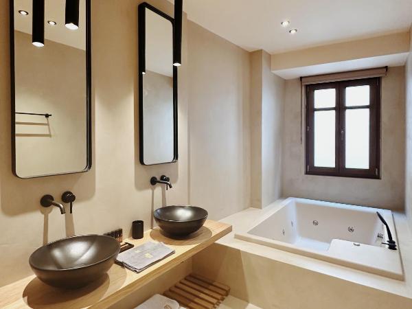 Monastery Estate Venetian Harbor : photo 1 de la chambre suite design avec bain à remous intérieur - bâtiment opposé