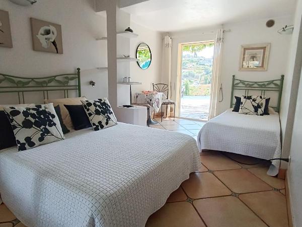 Le Mas des Amandiers : photo 1 de la chambre chambre double avec salle de bains privative