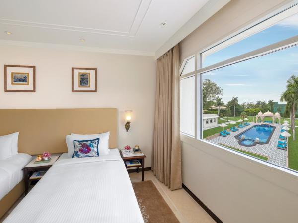 Tajview, Agra-IHCL SeleQtions : photo 1 de la chambre chambre de luxe avec vue sur la piscine et lits jumeaux