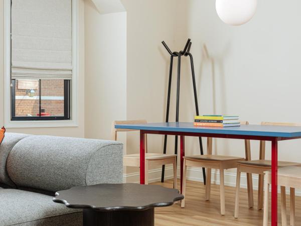 YOWIE Hotel : photo 3 de la chambre suite lit queen-size