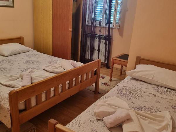 Apartments and rooms with parking space Solaris, Sibenik - 12269 : photo 1 de la chambre chambre triple