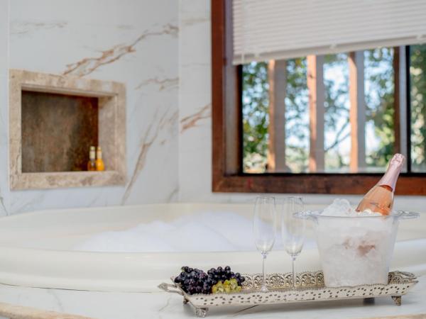 Villa Bella Ferradura : photo 2 de la chambre chambre double deluxe avec baignoire