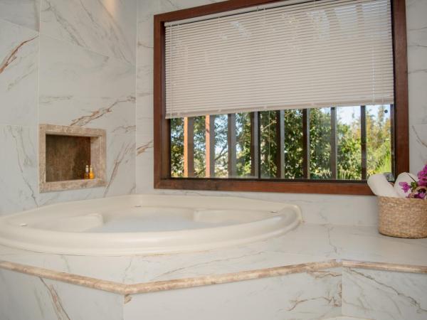 Villa Bella Ferradura : photo 3 de la chambre chambre double deluxe avec baignoire