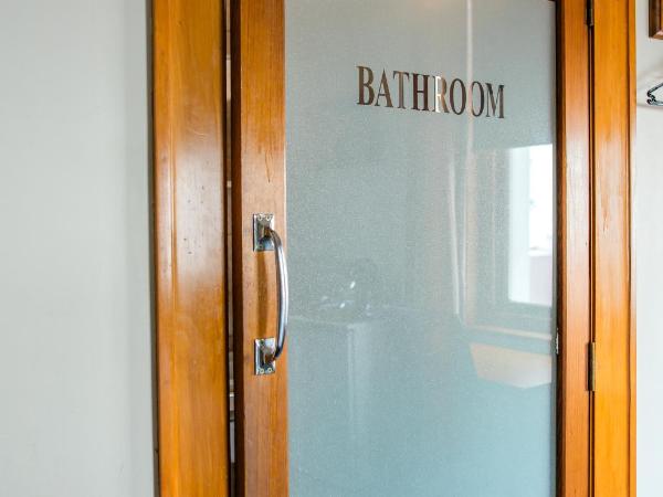 The Cambridge Hotel : photo 4 de la chambre chambre triple avec salle de bains privative
