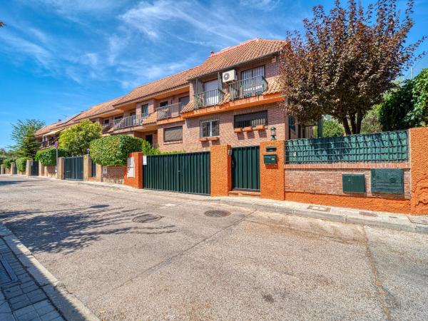 Casa Cafe Madrid (El plantio) Calle segundo anca 11 madrid 28023 : photo 4 de la chambre chambre familiale avec terrasse