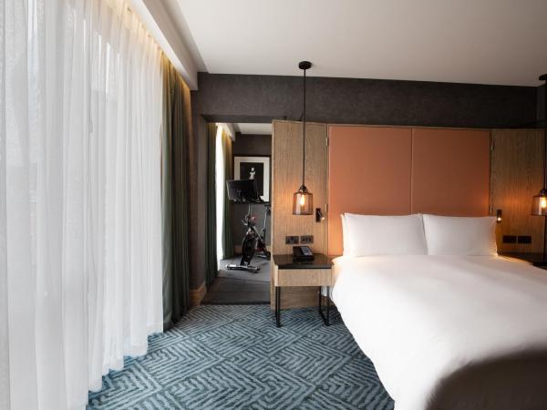 Hilton London Bankside : photo 5 de la chambre chambre lit king-size avec vlo peloton