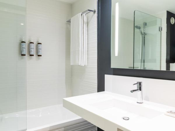 AC Hotel by Marriott Nice : photo 3 de la chambre junior suite avec vue sur mer partielle