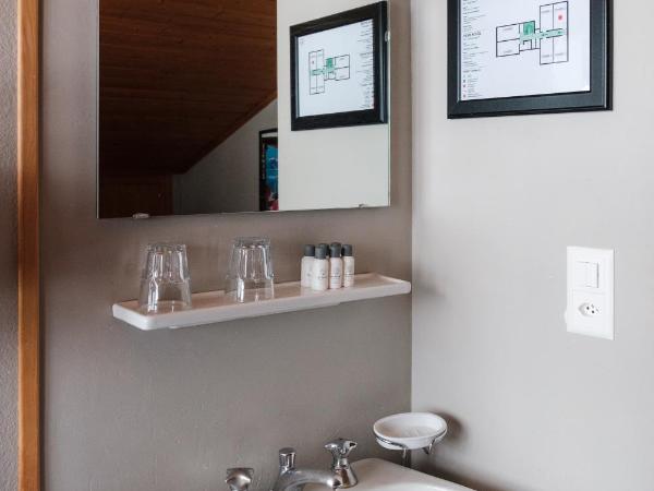 Le Coucou Hotel Restaurant & Lounge-Bar : photo 8 de la chambre chambre alpine (salle de bains commune)