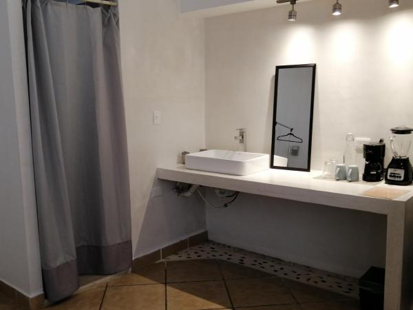 Carlota Guest House : photo 3 de la chambre chambre double avec salle de bains privative