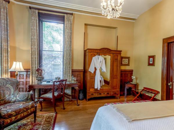 Kehoe House, Historic Inns of Savannah Collection : photo 6 de la chambre chambre lit king-size avec petit salon - john adam treutlen