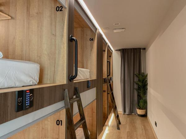 The POD Suite Hostel Blasco : photo 3 de la chambre dortoir pour hommes de 8 lits