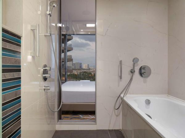 Hilton Istanbul Bakirkoy : photo 3 de la chambre chambre lit king-size - vue sur mer