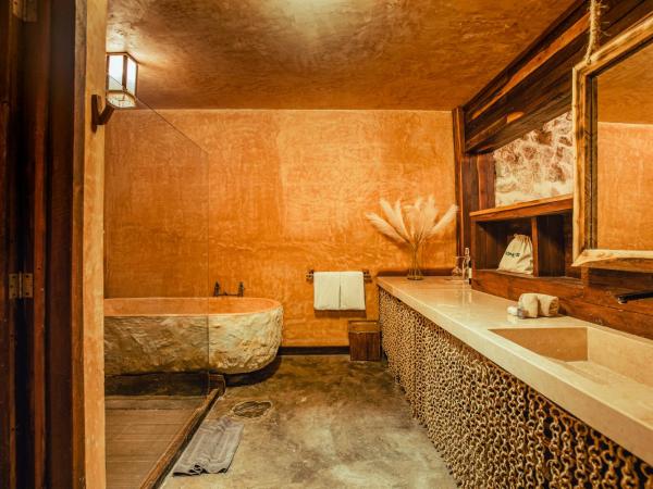 Enigmatic Beach Hotel : photo 3 de la chambre chambre double deluxe avec baignoire