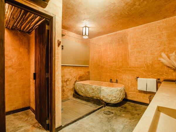 Enigmatic Beach Hotel : photo 6 de la chambre chambre double deluxe avec baignoire