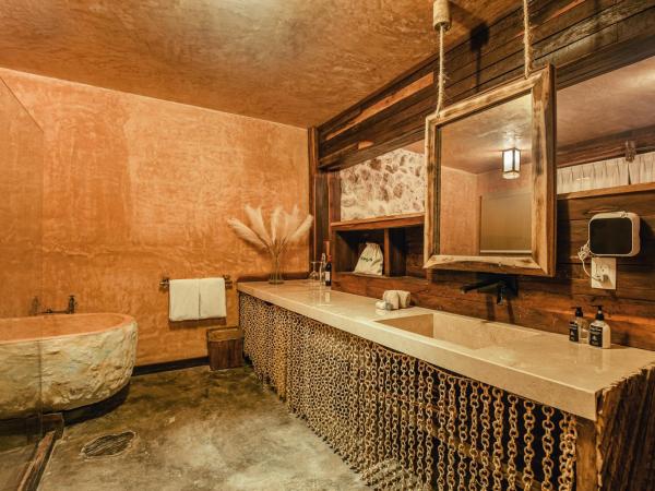 Enigmatic Beach Hotel : photo 8 de la chambre chambre double deluxe avec baignoire