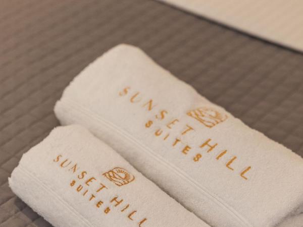 Sunset Hill Suites : photo 6 de la chambre executive suite with sea and pool view and hot tub