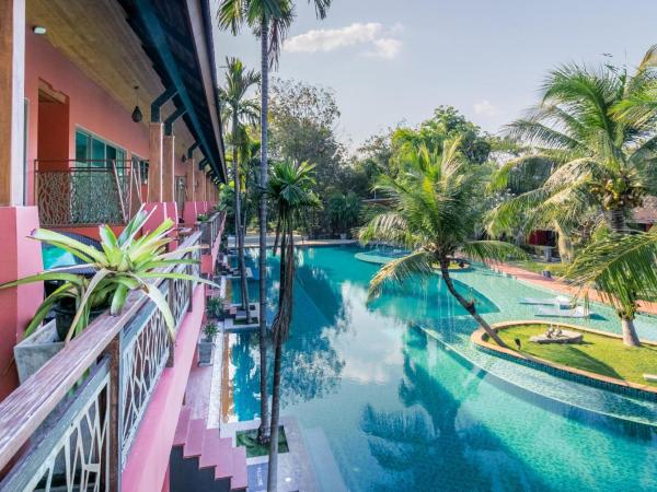 Mai Morn Resort SHA Plus : photo 2 de la chambre chambre lit king-size - vue sur piscine 
