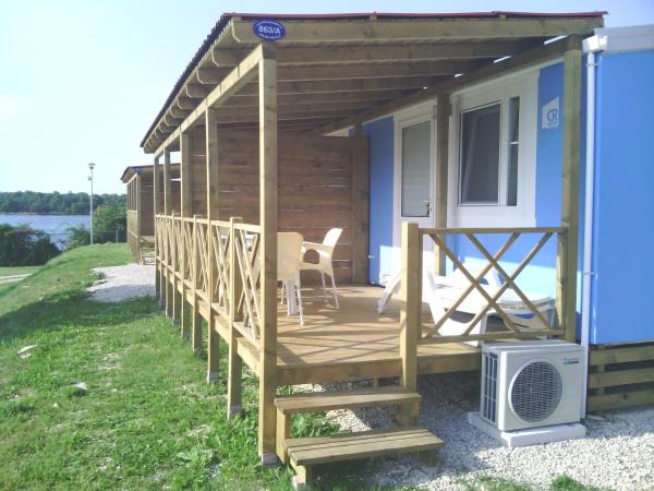 Naturist Mobile Homes Eden in FKK Ulika : photo 1 de la chambre studio avec patio et vue sur la mer