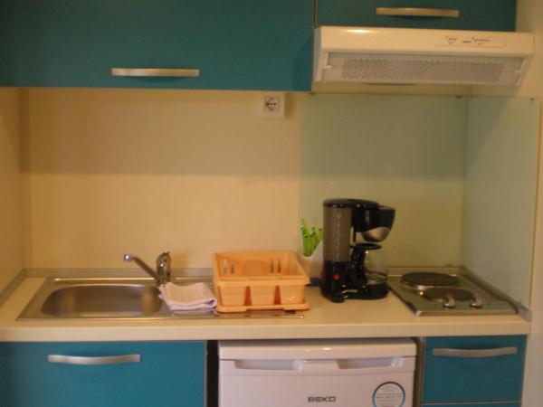 Naturist Mobile Homes Eden in FKK Ulika : photo 4 de la chambre studio avec patio et vue sur la mer