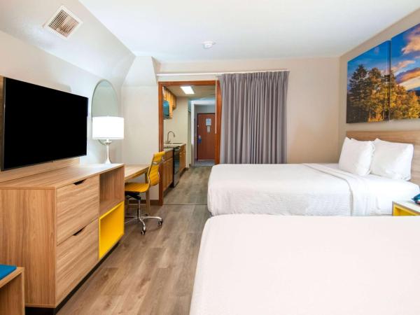 Days Inn & Suites by Wyndham San Antonio North/Stone Oak : photo 1 de la chambre suite 2 lits queen-size - non-fumeurs