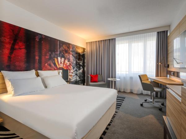 Novotel Köln City : photo 8 de la chambre chambre exécutive avec lit queen-size et canapé