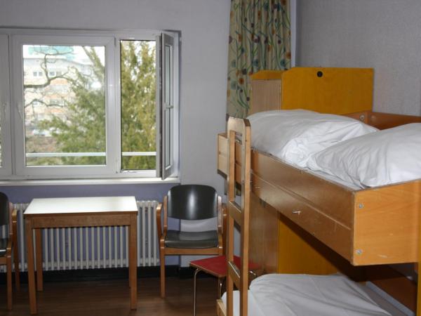 Jugendherberge Frankfurt - Haus der Jugend : photo 3 de la chambre chambre familiale avec salle de bains