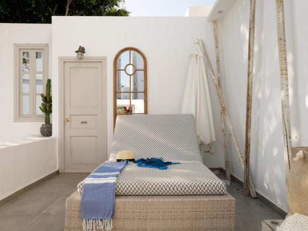 The Museum Project Oia : photo 2 de la chambre suite junior - vue sur piscine