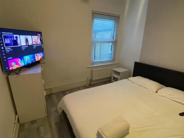 double and single bedrooms in London flat : photo 3 de la chambre chambre double avec salle de bains commune