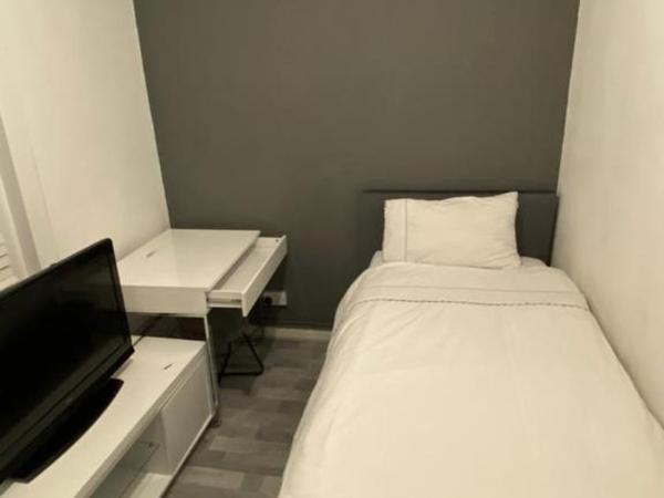 double and single bedrooms in London flat : photo 1 de la chambre chambre simple avec salle de bains commune