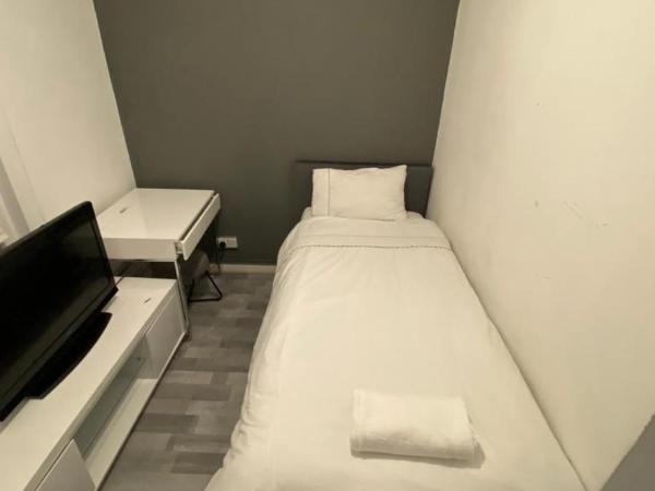 double and single bedrooms in London flat : photo 2 de la chambre chambre simple avec salle de bains commune