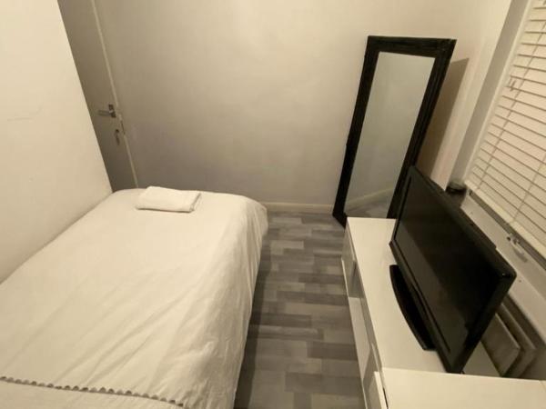 double and single bedrooms in London flat : photo 3 de la chambre chambre simple avec salle de bains commune