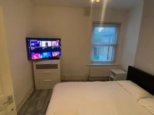 double and single bedrooms in London flat : photo 5 de la chambre chambre double avec salle de bains commune