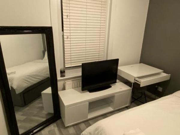 double and single bedrooms in London flat : photo 4 de la chambre chambre simple avec salle de bains commune