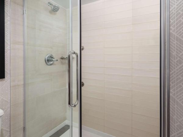 Embassy Suites by Hilton Portland Airport : photo 5 de la chambre suite 2 pièces avec lit king-size - non-fumeurs