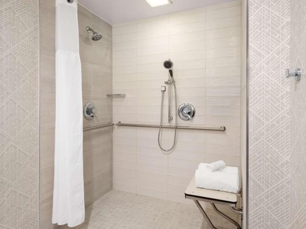 Embassy Suites by Hilton Portland Airport : photo 5 de la chambre one-bedroom king suite with roll-in shower - mobility access/non-smoking