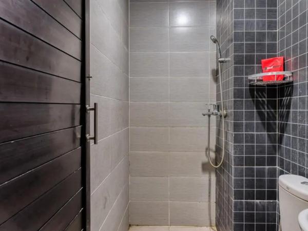 RedDoorz Syariah near Airlangga University Campus B : photo 4 de la chambre chambre double standard