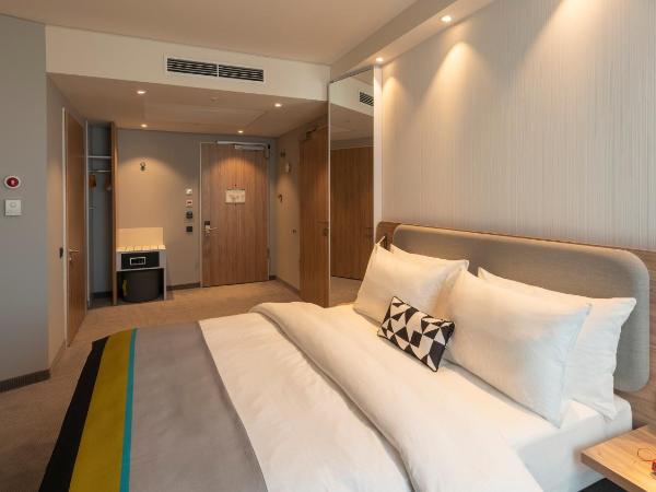 Holiday Inn Express Düsseldorf - Hauptbahnhof, an IHG Hotel : photo 2 de la chambre chambre double - accessible aux personnes à mobilité réduite - douche accessible en fauteuil roulant