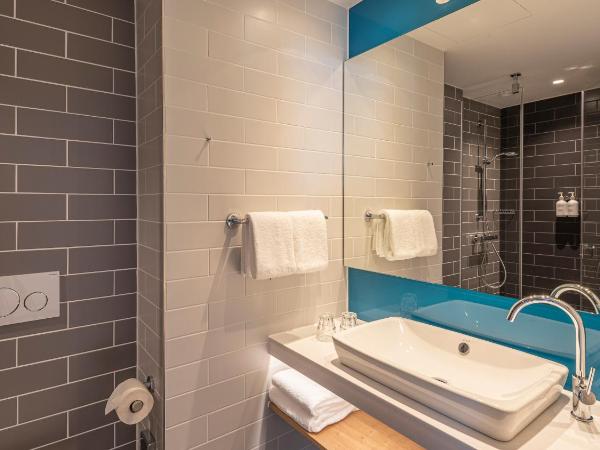 Holiday Inn Express Düsseldorf - Hauptbahnhof, an IHG Hotel : photo 3 de la chambre chambre double - accessible aux personnes à mobilité réduite - douche accessible en fauteuil roulant