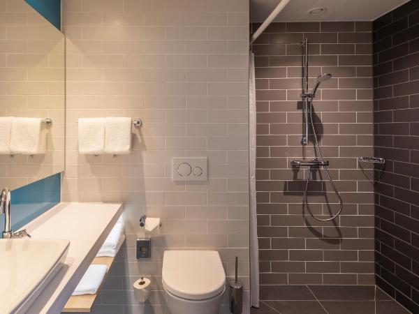 Holiday Inn Express Düsseldorf - Hauptbahnhof, an IHG Hotel : photo 4 de la chambre chambre double - accessible aux personnes à mobilité réduite - douche accessible en fauteuil roulant