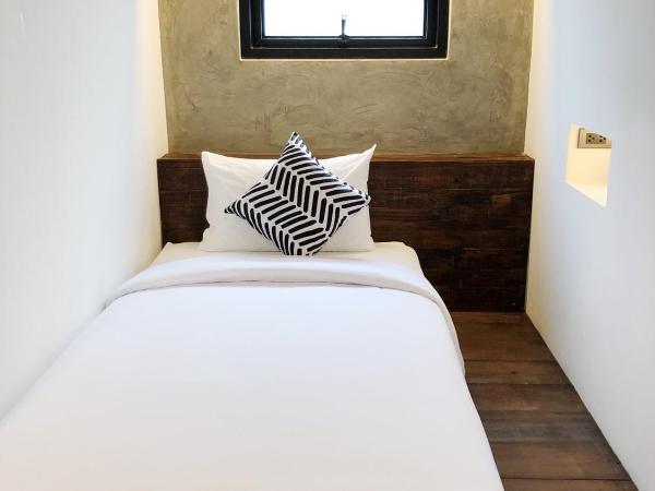 The Entaneer Poshtel : photo 1 de la chambre 2-6 single beds in mixed dormitory room (shared bathroom)