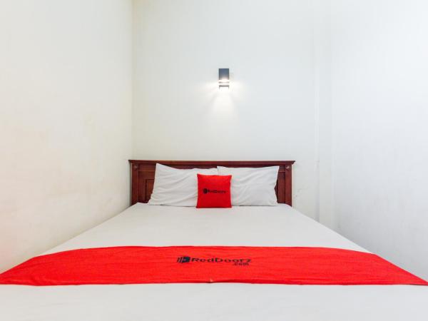 RedDoorz @ Raya Ngagel 2 : photo 2 de la chambre chambre double