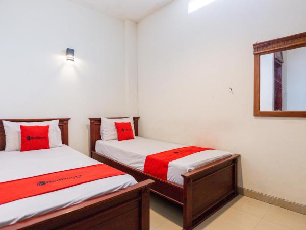 RedDoorz @ Raya Ngagel 2 : photo 1 de la chambre chambre lits jumeaux