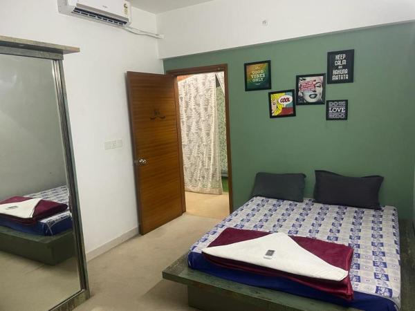 Royal Nest 3 BHK Suites AS : photo 2 de la chambre chambre double ou lits jumeaux avec balcon