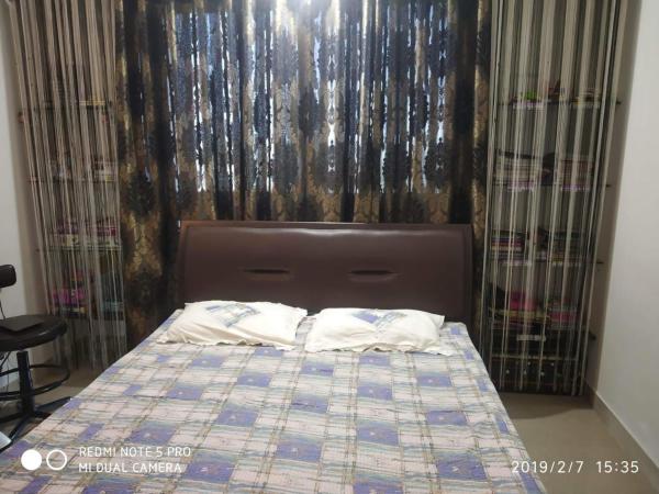 Royal Nest 3 BHK Suites AS : photo 4 de la chambre chambre double ou lits jumeaux avec balcon