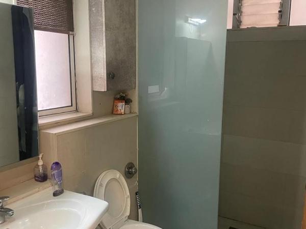 Royal Nest 3 BHK Suites AS : photo 5 de la chambre chambre double ou lits jumeaux avec balcon